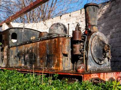 Bench� preservi il suo antiquato fascino, il veicolo sembra quasi dimenticato pi� che orgogliosamente esposto. La vegetazione ha coperto le ruote e sulla carrozzeria il rosso della ruggine va invadendo il nero originale ormai sbiadito
